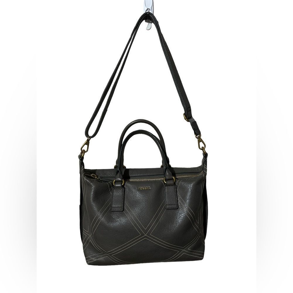 FOSSIL leather purse hardy used.  Perfect condition !! A must have!